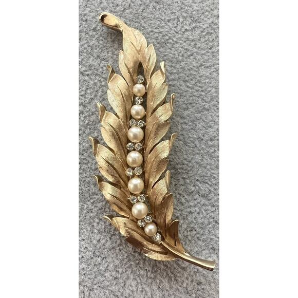 1950'S CROWN TRIFARI FAUX PEARL & CRYSTAL RHINESTONE LEAF PIN BROOCH GOLD TONE - Picture 4 of 8
